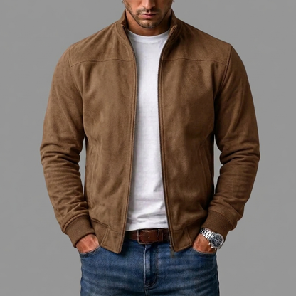 Mann trägt die braune Jacke in Wildlederoptik offen über weißem T-Shirt, Stehkragen und Rippbündchen am Saum erkennbar. 5