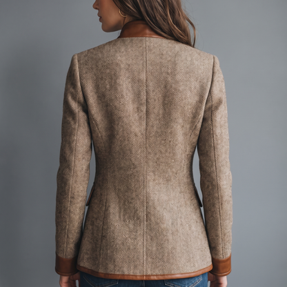 Rückenansicht der Jacke am Model mit mittiger Naht, Kunstlederkragen, Lederbesatz am Saum und an den Ärmelbündchen. 3
