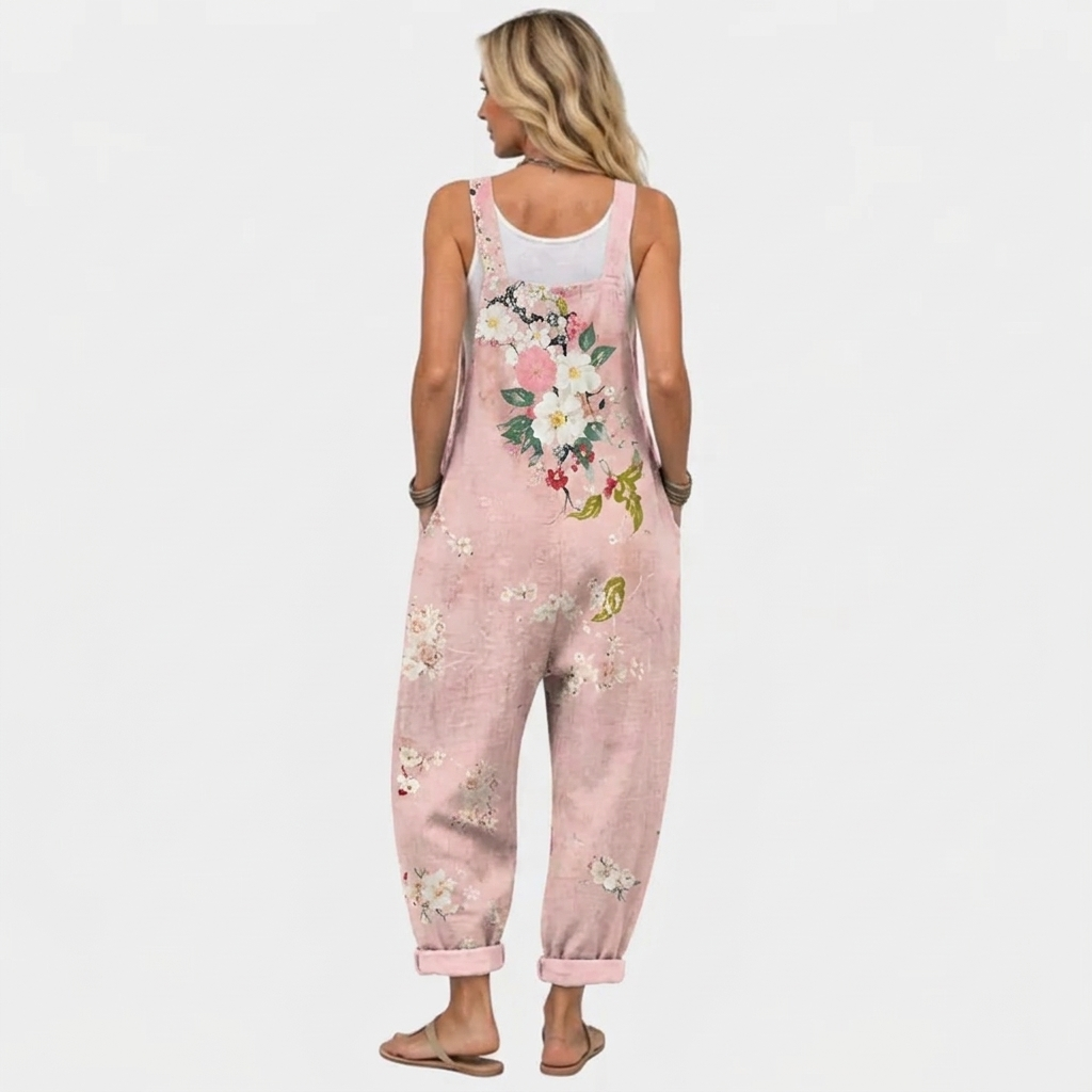 Rückansicht der Latzhose am Model: breite Träger, großes Blumenmotiv auf dem Rücken und locker fallende Beine mit Umschlag. 4