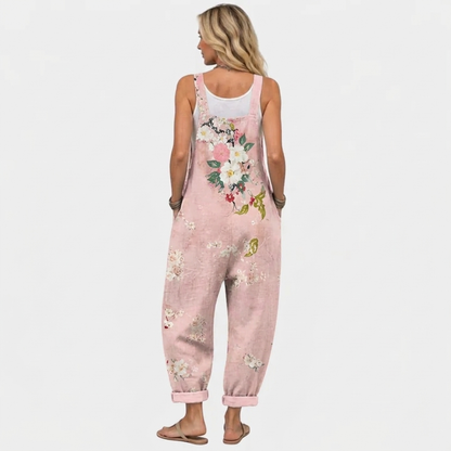 Rückansicht der Latzhose am Model: breite Träger, großes Blumenmotiv auf dem Rücken und locker fallende Beine mit Umschlag. 4