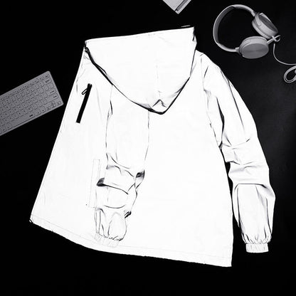 Flatlay der reflektierenden Jacke von oben auf dunklem Untergrund, daneben Tastatur und Kopfhörer 2