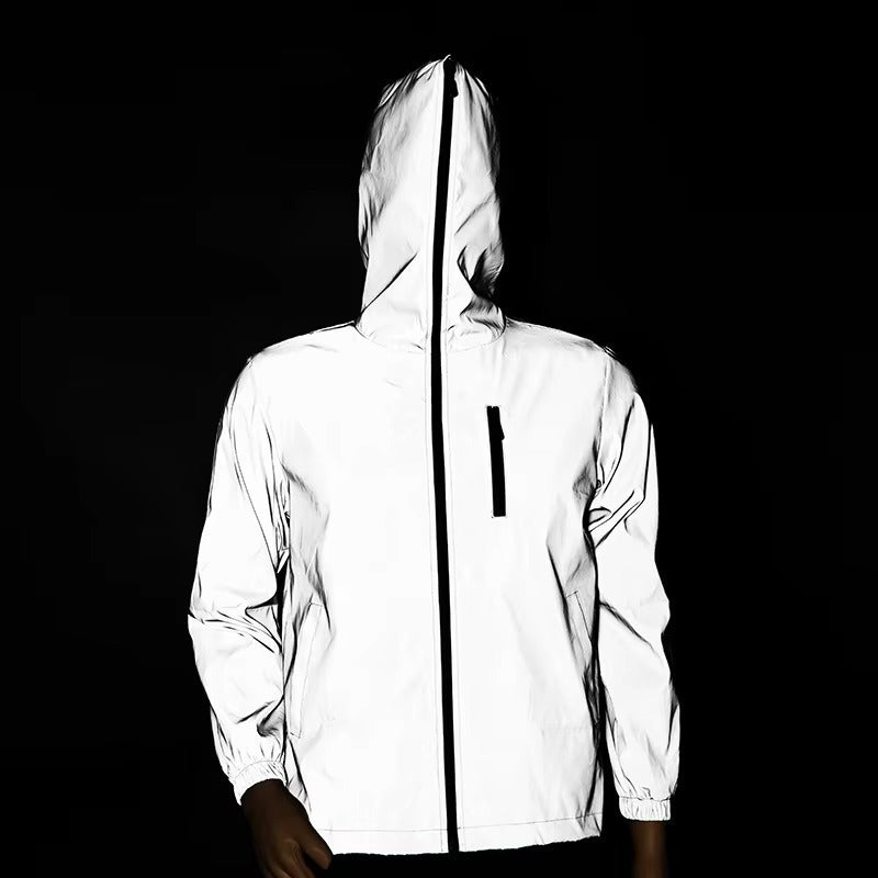 Frontansicht der Jacke auf einer Büste im Dunkeln, mit durchgehendem Reißverschluss und Brusttasche 4