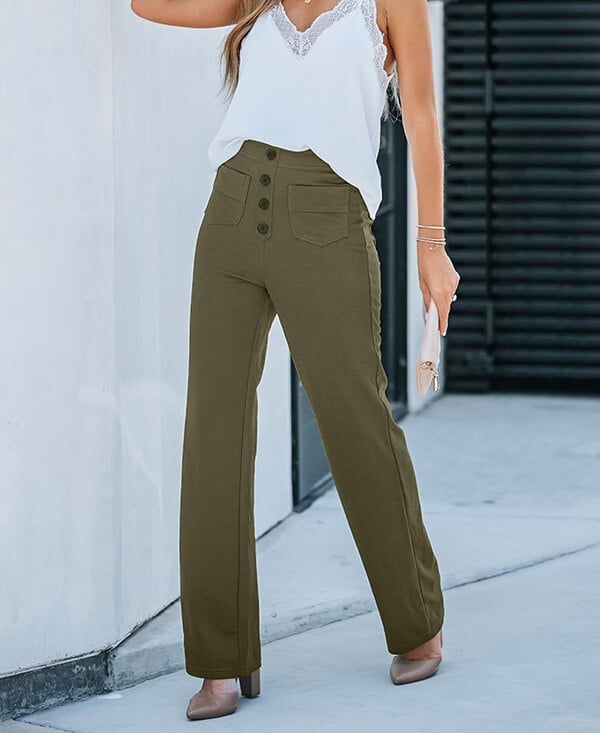 Frau in olivgrüner, hoch taillierter, elastischer Hose und weißem Top, lässiger Look.
