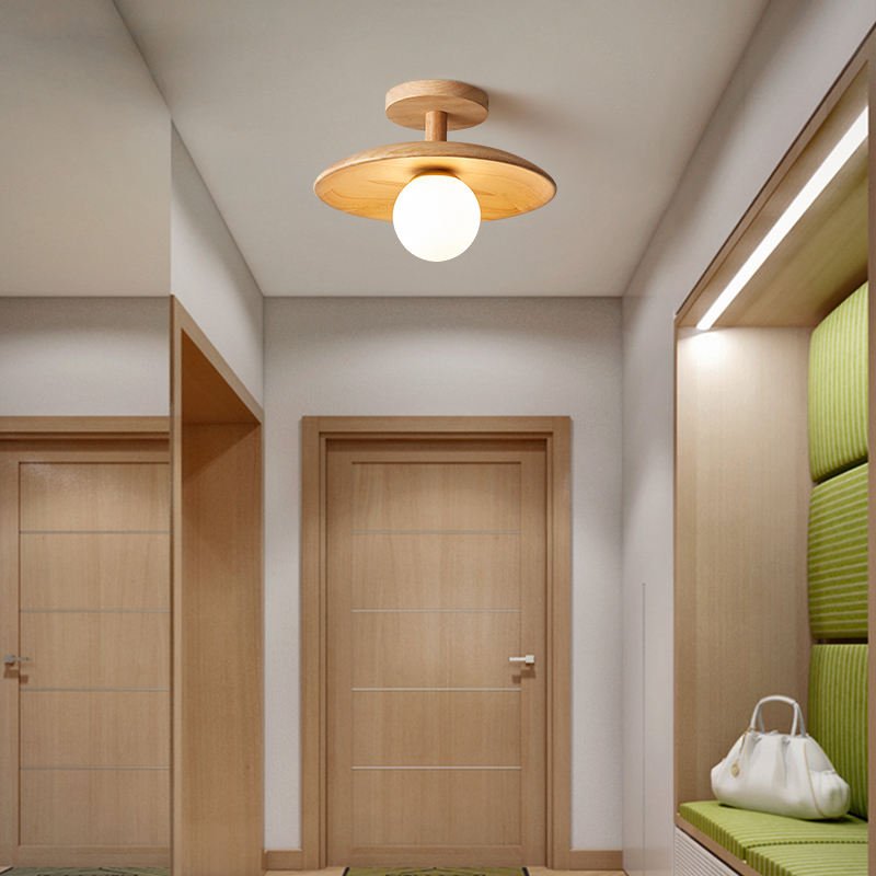 Moderne Deckenleuchte aus Holz mit rundem Design im Flur, energiesparend, warmes Licht.