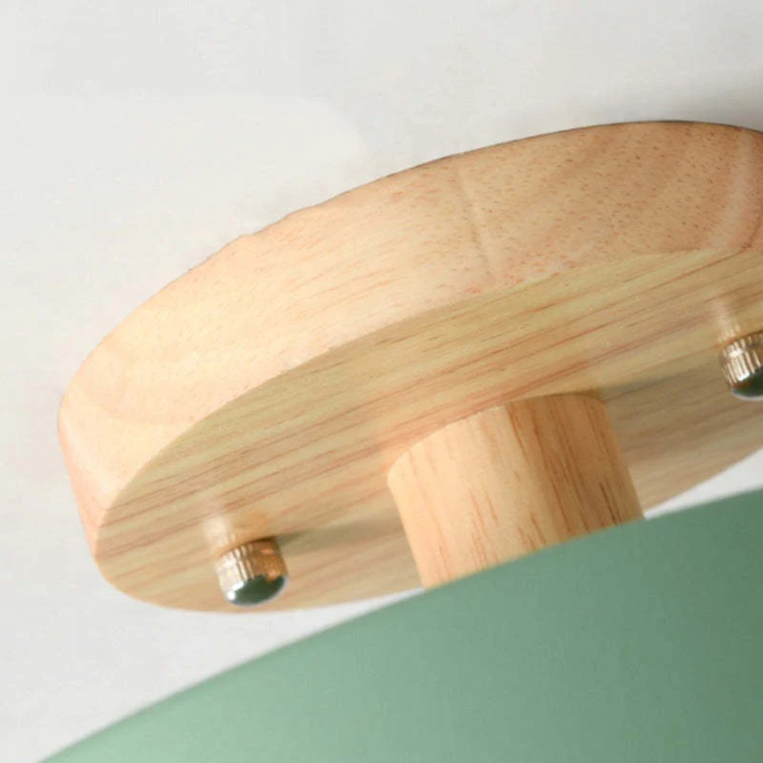 Holz-Deckenhalterung mit grüner Lampe, modernes Design, Innenbeleuchtung, minimalistisch.