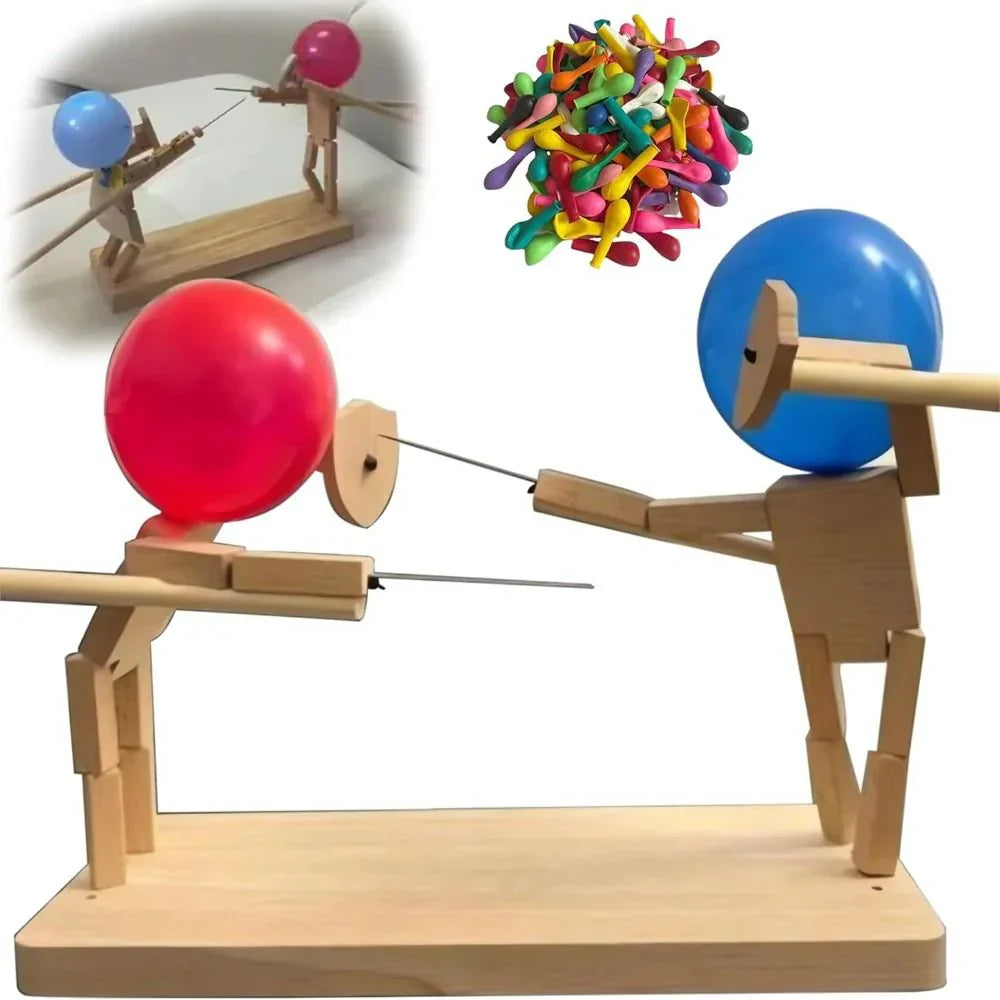 Holzspielzeug Fechtfiguren mit roten und blauen Ballonköpfen, inkl. bunte Ballons, auf Holzsockel.