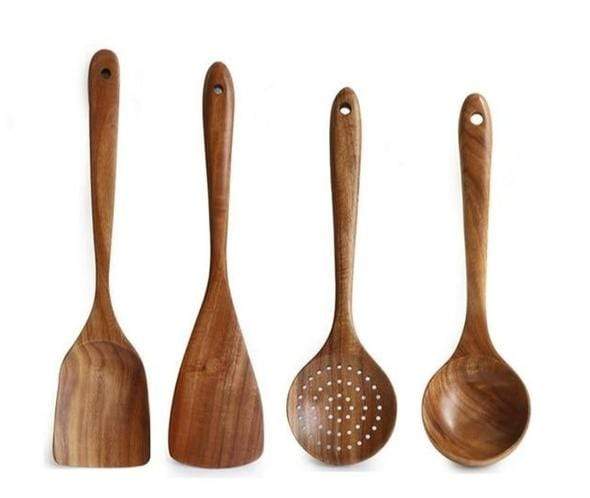Vier Küchenutensilien aus Holz: Pfannenwender, Schöpfkelle, Schaumlöffel, Löffel.