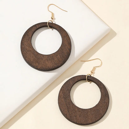 Runde Holzohrringe, dunkelbraun, minimalistisches Design, handgefertigt, Damen-Accessoire.