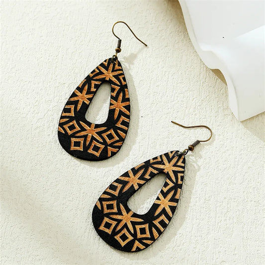 Schwarze Holzohrringe mit geometrischem Muster, handgefertigt, modisch, Boho-Stil.