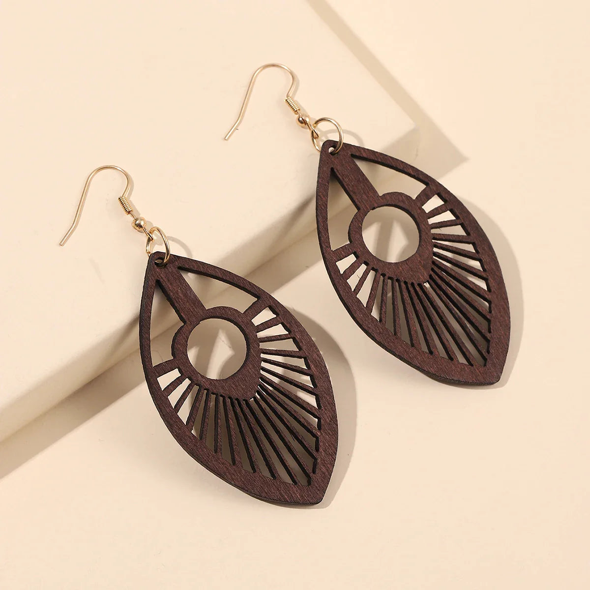Holzohrringe, oval, dunkelbraun, filigranes Design, Hakenverschluss, Modeschmuck, Damen.