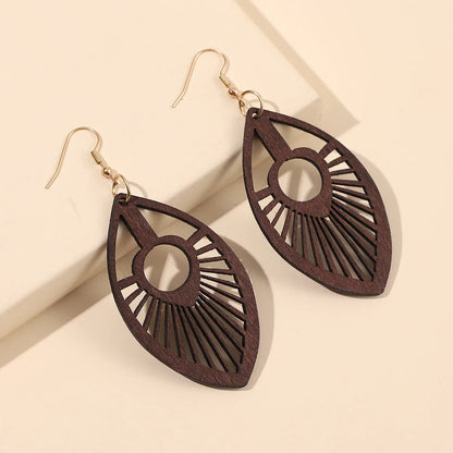 Holzohrringe, oval, dunkelbraun, filigranes Design, Hakenverschluss, Modeschmuck, Damen.