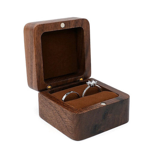 Offene Holz-Ringbox mit zwei Ringen, Verlobungsring mit Diamant, Schmuckaufbewahrung.