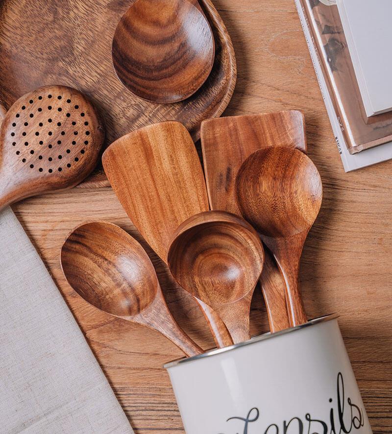 Holzlöffel-Set aus Akazienholz, Küchenutensilien, langlebig, umweltfreundlich, auf Holztisch.