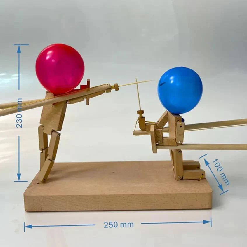 Holzspielzeug Fechtfiguren mit roten und blauen Ballonköpfen, 250mm x 230mm, interaktiv.