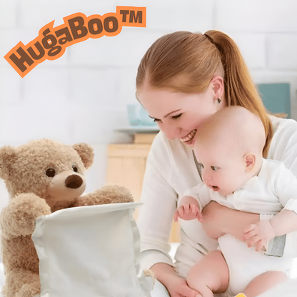 Plüschbär mit cremefarbenem Tuch spielt Guck-guck mit einem Baby, das eine lächelnde Frau mit Pferdeschwanz auf dem Arm hält. 6