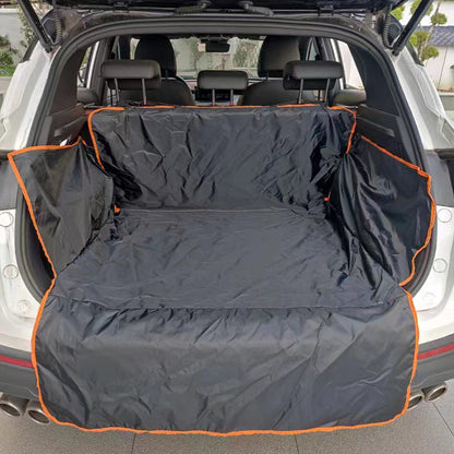 Schwarze Kofferraummatte für Hunde, wasserdicht, SUV, mit orangefarbenem Rand.