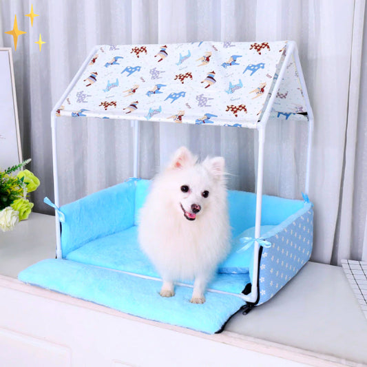 Weißer Hund in blauem Haustierbett mit Dach, niedliches Design, gemütlich, für kleine Hunde.