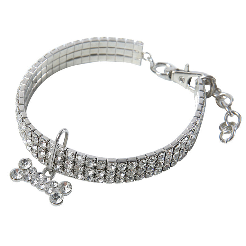 Silbernes Hundehalsband mit Strasssteinen und Knochenanhänger, verstellbar, modisch.