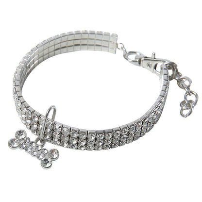 Silbernes Hundehalsband mit Strasssteinen und Knochenanhänger, verstellbar, modisch.