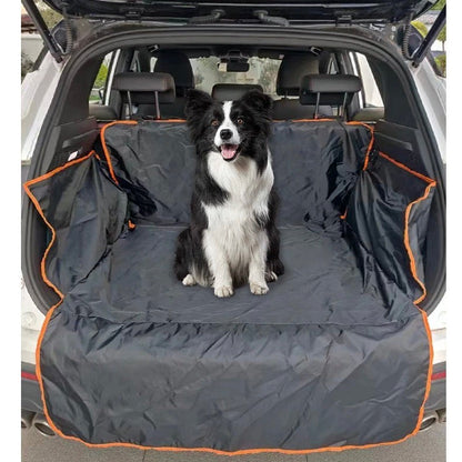 Hund auf wasserdichter Kofferraummatte, schwarz mit orange, Autozubehör, Haustiertransport.