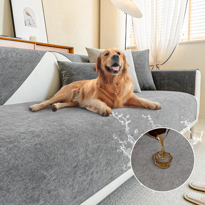 Wasserdichter grauer Sofabezug, Hund auf Couch, Schutz vor Flüssigkeiten, Haustierfreundlich.