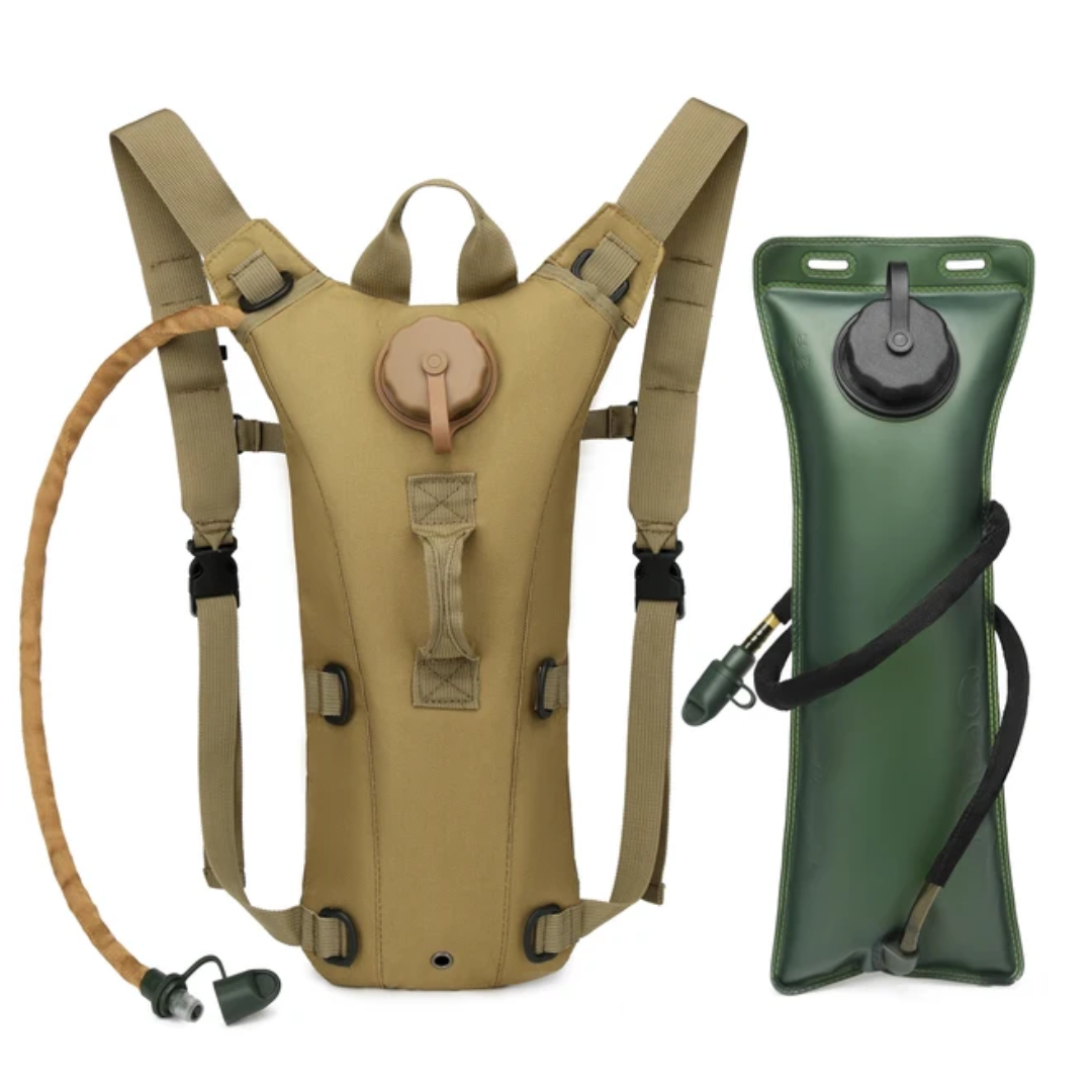 Beige Trinkrucksack mit grünem Wasserreservoir, ideal für Outdoor-Aktivitäten, Wandern, Camping.