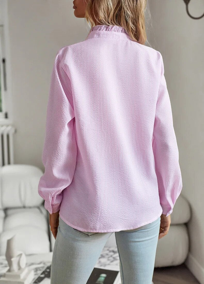 Frau in rosa Bluse aus Baumwolle, Rückansicht, lässig, modisch, Wohnzimmer, helle Jeans.