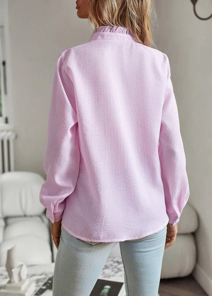 Frau in rosa Bluse aus Baumwolle, Rückansicht, lässig, modisch, Wohnzimmer, helle Jeans.