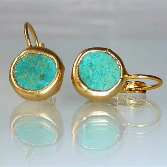 Goldene Ohrringe mit türkisfarbenem Stein, eleganter Schmuck, modisches Accessoire.
