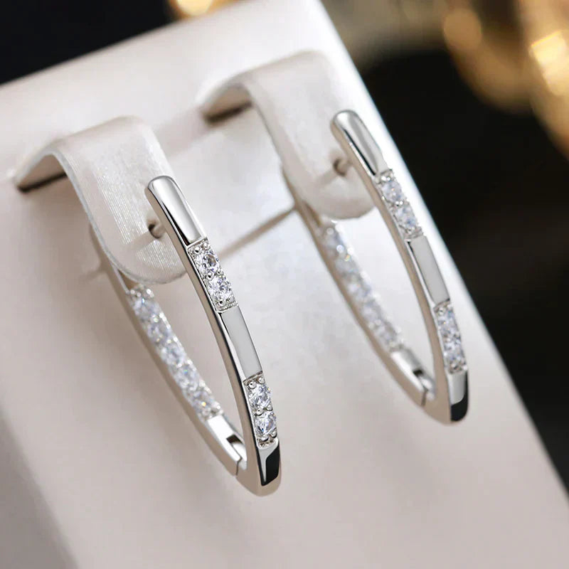 Silberne Creolen mit Zirkonia-Steinen, eleganter Schmuck, glänzend, für Damen.