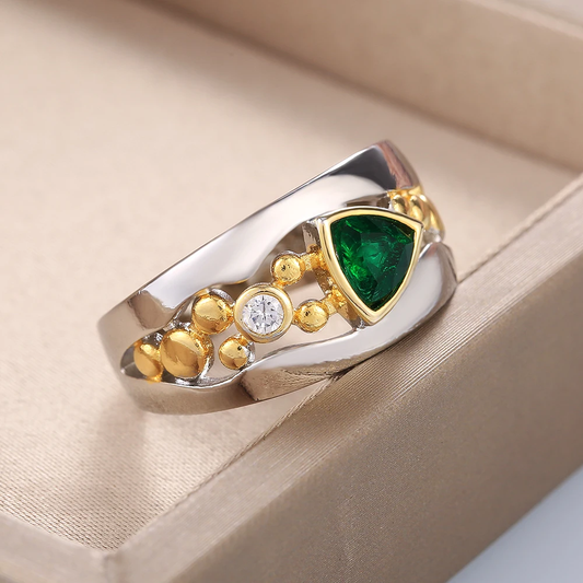 Silberring mit grünem Smaragd und Diamant, goldene Akzente, eleganter Schmuck, Geschenkidee.