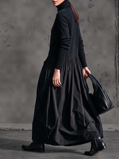 Schwarzes Kleid in Seitenansicht, Modell im Schritt, gerafftes Rockteil und gerippte Ärmelbündchen sichtbar 2