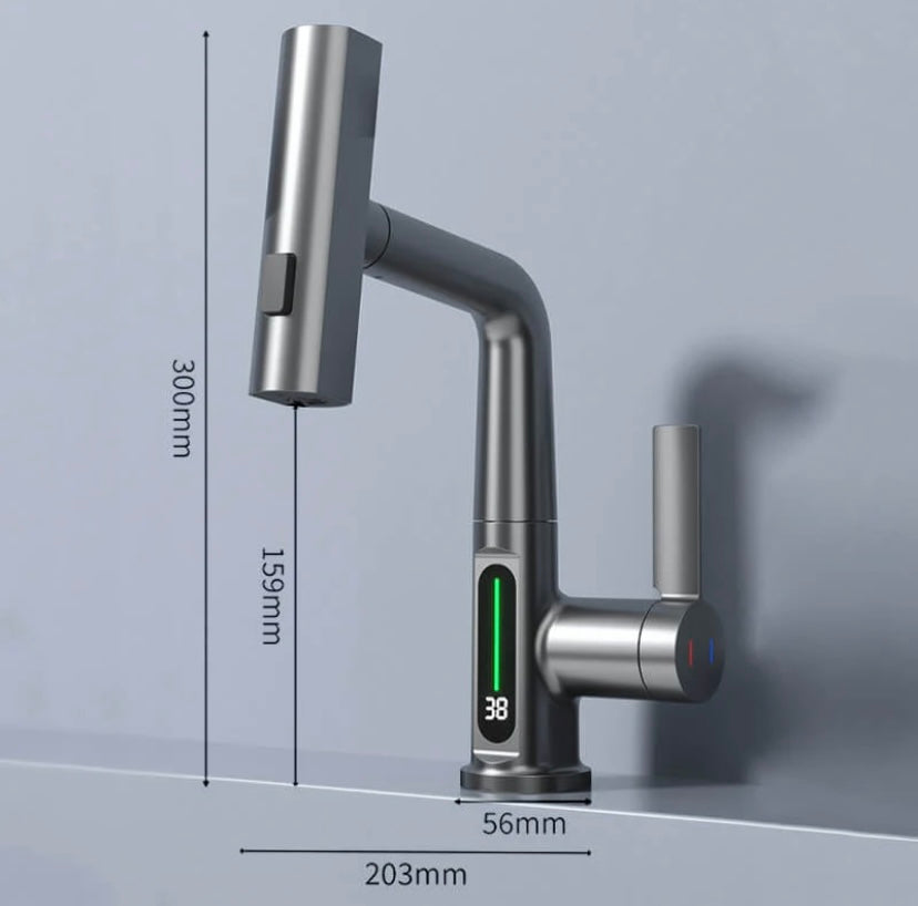 Moderner Edelstahl-Wasserhahn mit digitaler Temperaturanzeige, silber, Küchenarmatur.