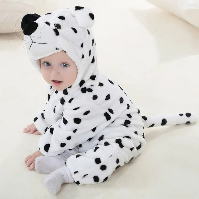 Baby im Dalmatiner-Kostüm, weiß mit schwarzen Punkten, weicher Stoff, Tierkostüm für Kinder.