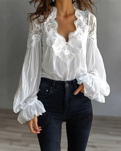 Weiße Bluse in Halbtotale mit dunkler Jeans, V-Ausschnitt aus Spitze und gerüschten Ärmelabschlüssen 3