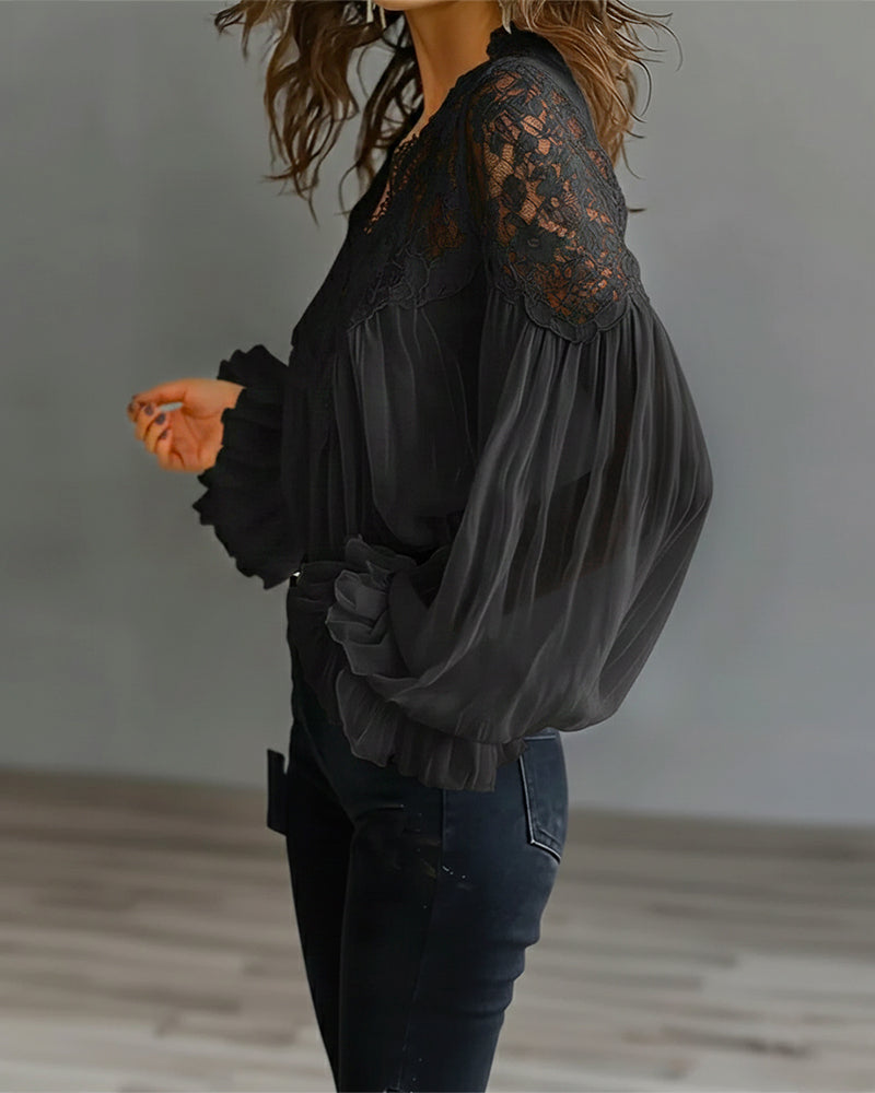 Schwarze Bluse im Profil mit Spitzenschulter und weiten, leicht transparenten Ärmeln mit Rüschen 7