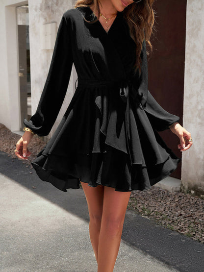 Schwarzes Damenkleid, langärmelig, V-Ausschnitt, Rüschen, elegant, knielang, Freizeitmode.
