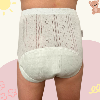 Kinderslip aus weißer Baumwolle mit Spitzenmuster, bequem und atmungsaktiv für den Sommer.