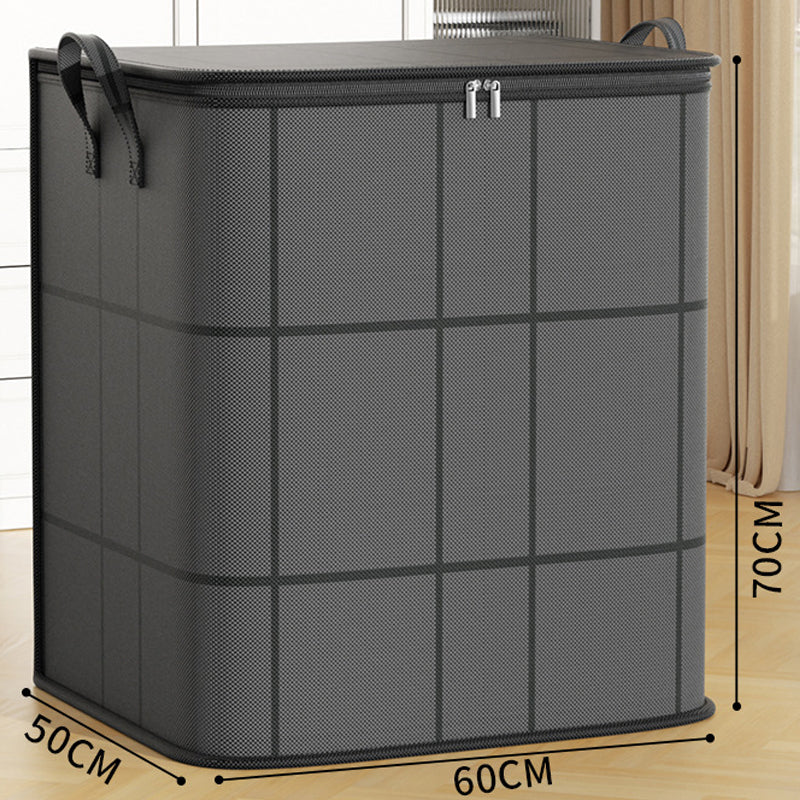 Die größte graue Tasche im Einzelbild vor Vorhang und Schrank, mit eingezeichneten Maßen für Breite, Tiefe und Höhe. 15