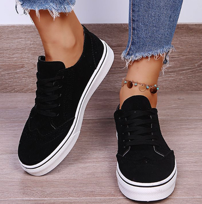 Schwarze Damen-Sneaker aus Wildleder mit weißer Sohle, modisch, bequem, lässig.
