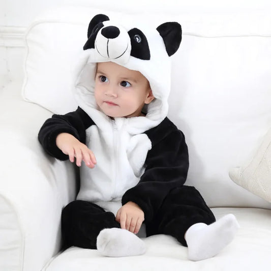 Kleinkind im Panda-Kostüm, schwarz-weiß, Kapuze mit Ohren, weicher Stoff, gemütlich.
