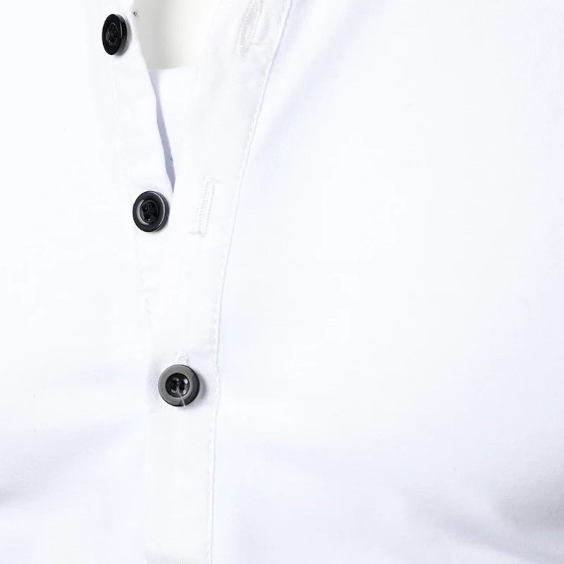 Weißes Herrenhemd mit schwarzen Knöpfen, Baumwolle, elegantes Design, Freizeitmode.