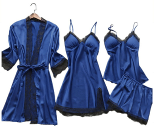 Blaues Satin-Nachtwäsche-Set mit Spitze, bestehend aus Morgenmantel, Nachthemd und Shorts.