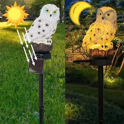 Links lädt die weiße Eule bei Sonnenschein über das Solarpanel auf, rechts leuchtet sie nachts gelblich zwischen Bäumen. 6