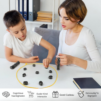 Frau und Kind spielen mit schwarzem Magnetspielzeug am Tisch, Förderung kognitiver Fähigkeiten.