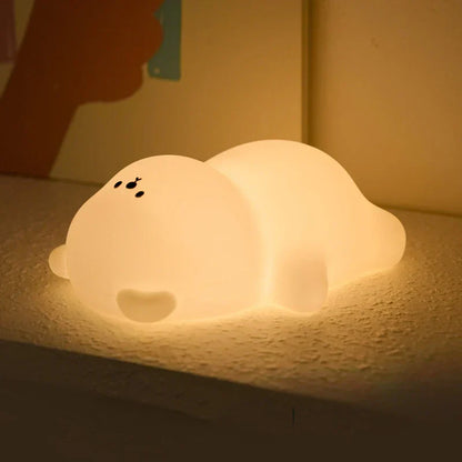 Nachtlicht in Robbenform, warmweiß, LED, Kinderzimmer, Silikon, energiesparend, dekorativ.