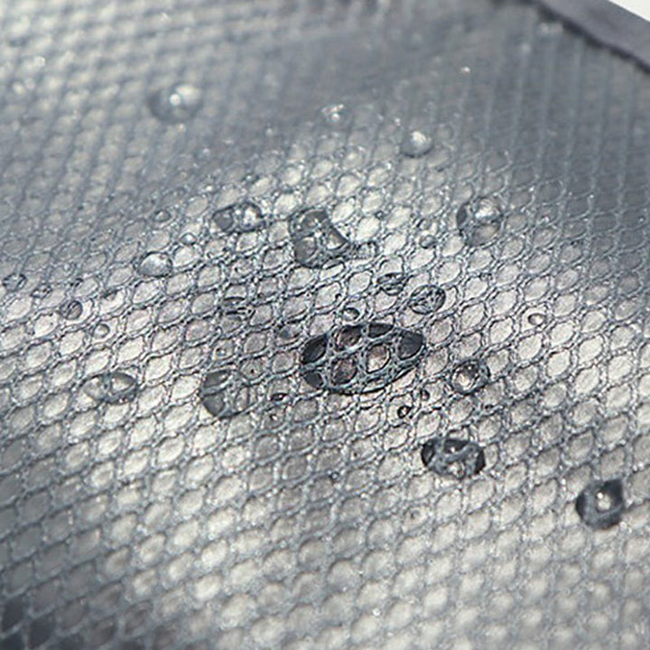 Detailaufnahme des grauen Netzstoffs mit Wassertropfen auf der Oberfläche, die das wasserabweisende Material zeigen. 5