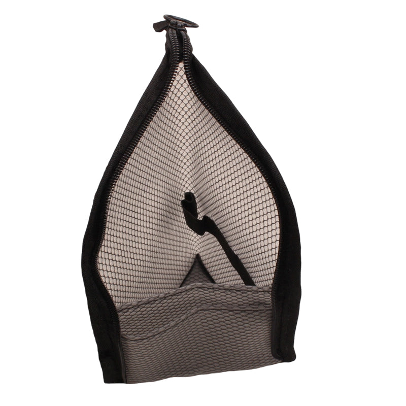 Schwarze Netztasche mit geöffnetem Reißverschluss, im Inneren ein Fach und ein elastisches Band für Zahnbürste oder kleine Utensilien. 11