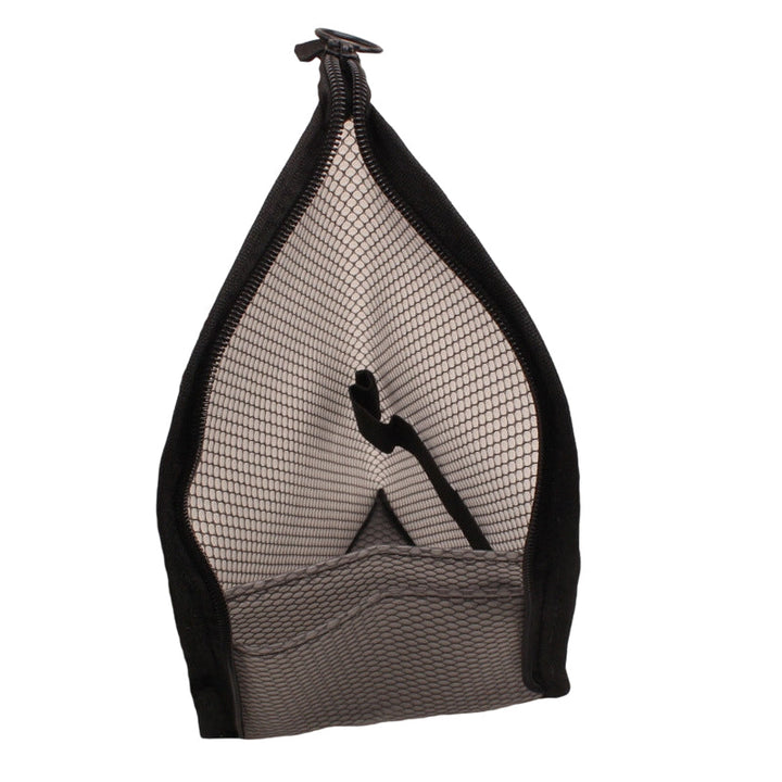 Schwarze Netztasche mit geöffnetem Reißverschluss, im Inneren ein Fach und ein elastisches Band für Zahnbürste oder kleine Utensilien. 11
