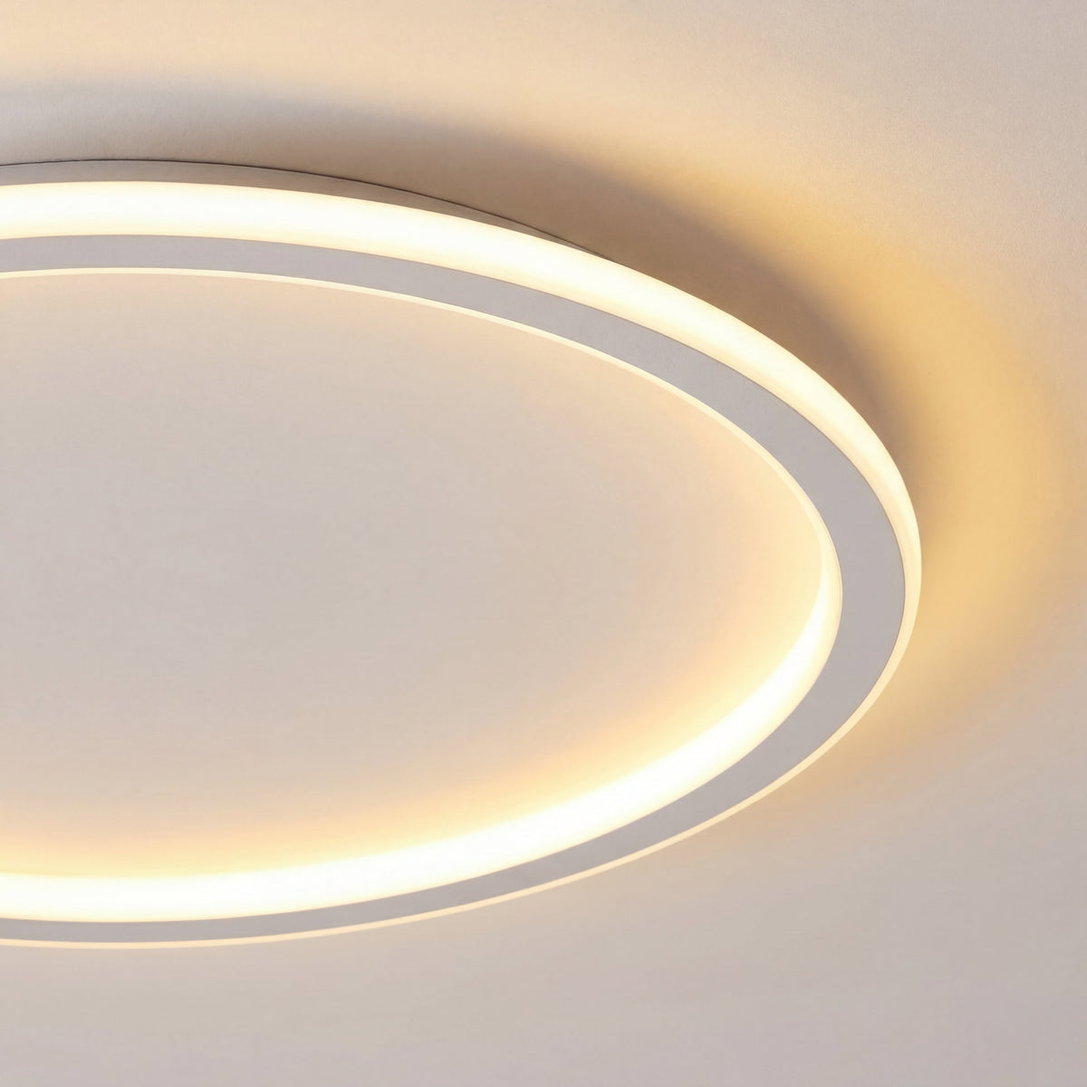 Nahaufnahme des leuchtenden Rings und des weißen Rahmens mit weichem, warmem Lichtschein an der Decke. 2